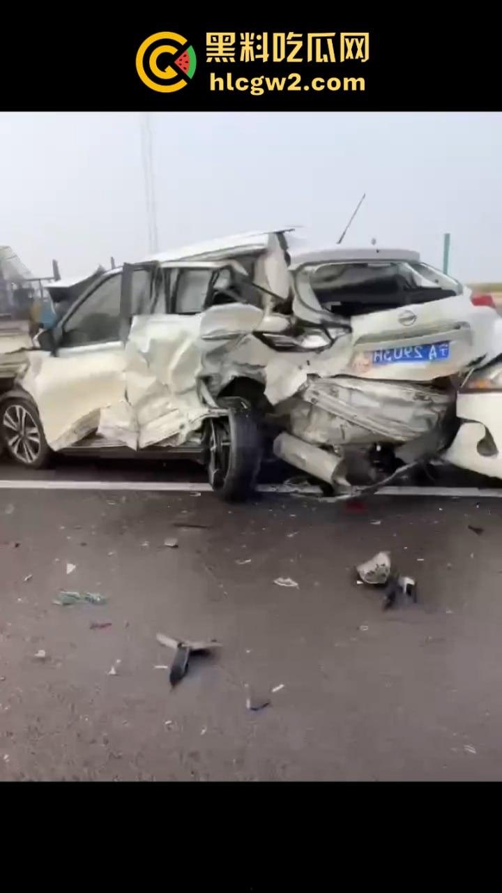 银川高架遇大雾天气暴改碰碰车乐园 致多辆车连环相撞组团“拼车” 场面难得一见-13