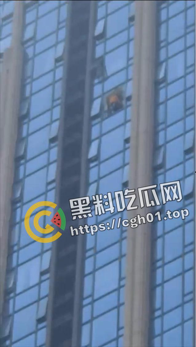 成都天府二街砍人事件!连砍三人 直接封喉 凶手跳楼 物业都不敢上去抓 血腥现场直达-10