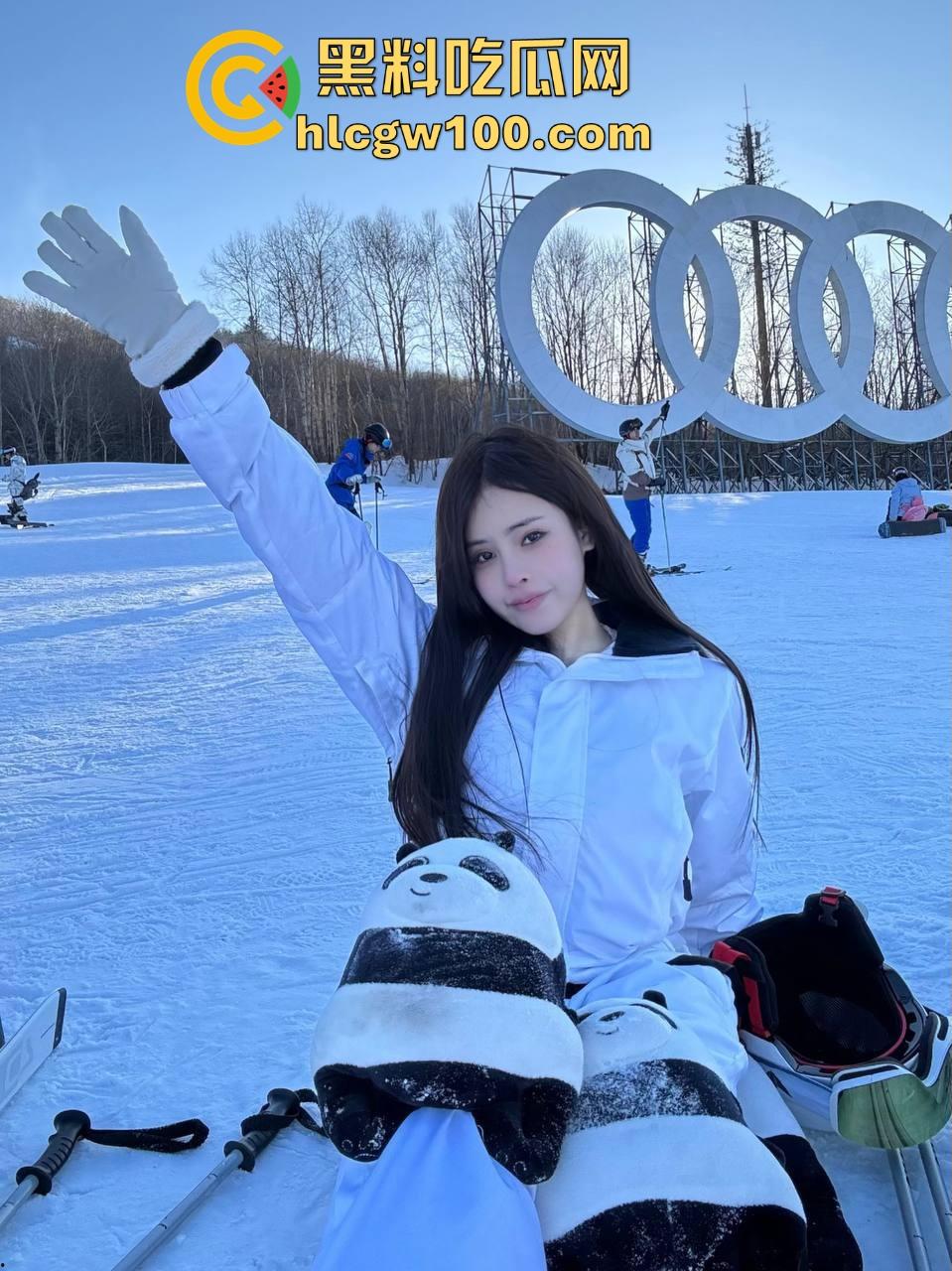 山西青岛艺校校花【王芳】被金主调教成骚母狗，嫩穴扩张自慰口交无套后入不停，金主屌真大到无敌了？-4