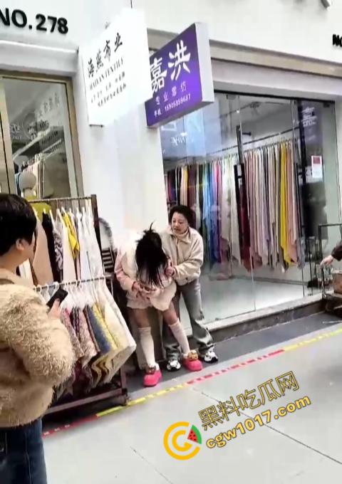 绍兴柯桥轻纺城上演“全武行”, 闺蜜盟友助力，原配怒火中烧，小三惊叫求饶，众人围观，这出闹剧谁是谁非！-3