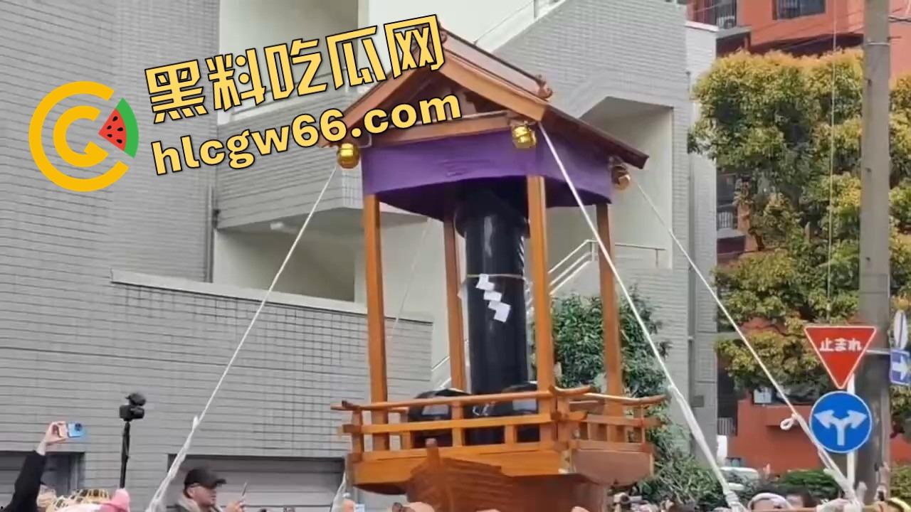 日本金枪节你见过没?川崎市年度阴茎大游行,全城举着老二走街串巷,还能边走边吃小弟造型章鱼烧?-1