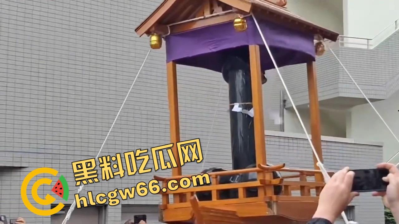 日本金枪节你见过没?川崎市年度阴茎大游行,全城举着老二走街串巷,还能边走边吃小弟造型章鱼烧?-2