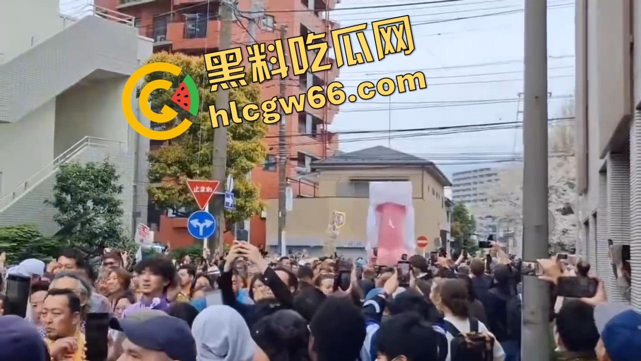 日本金枪节你见过没?川崎市年度阴茎大游行,全城举着老二走街串巷,还能边走边吃小弟造型章鱼烧?-3