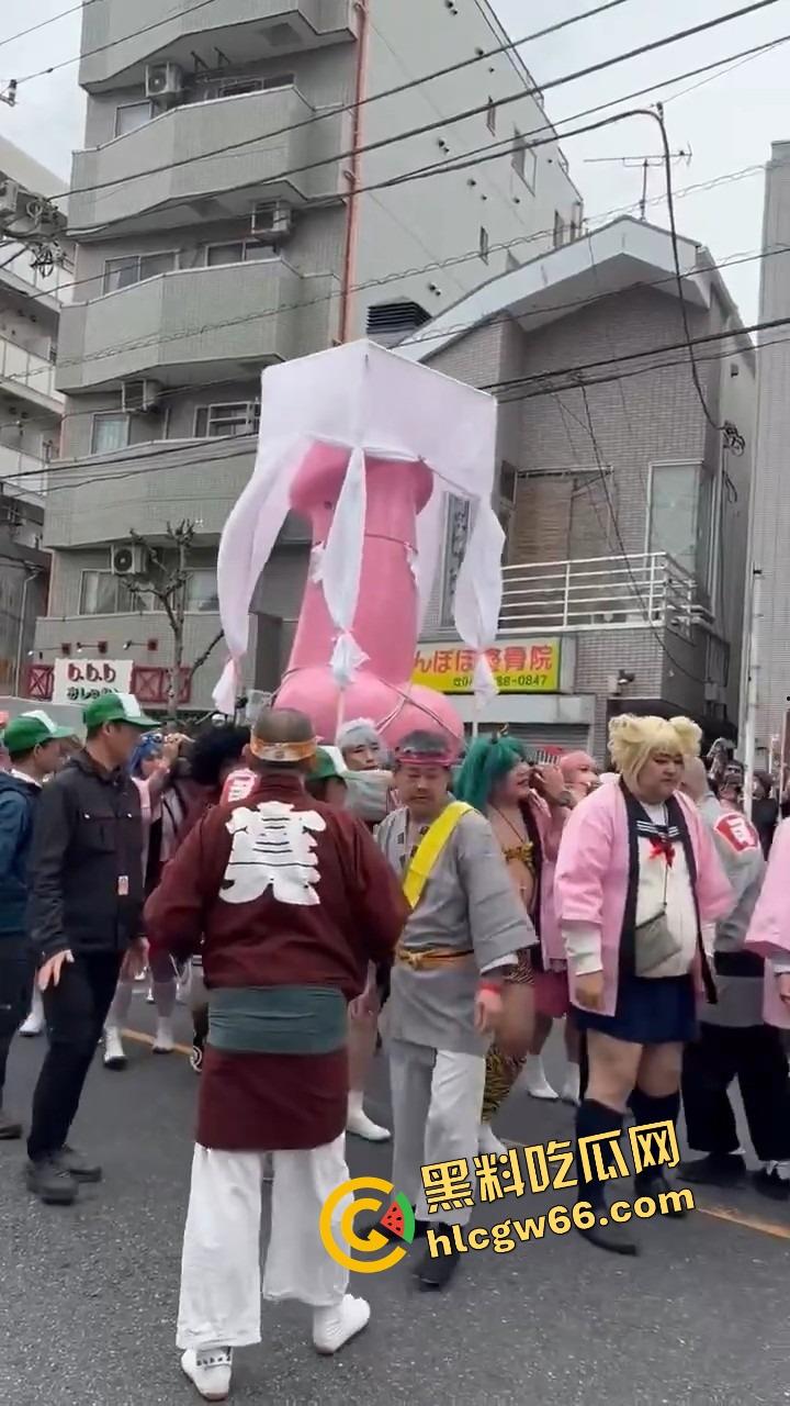 日本金枪节你见过没?川崎市年度阴茎大游行,全城举着老二走街串巷,还能边走边吃小弟造型章鱼烧?-6