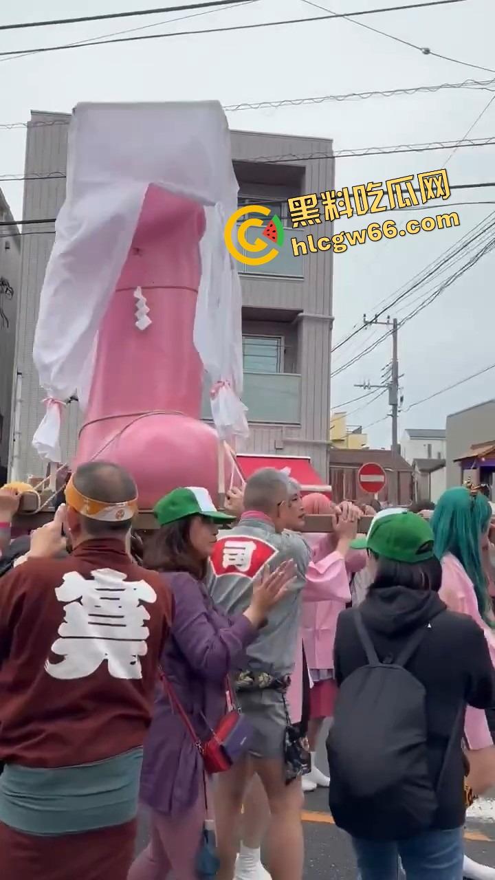 日本金枪节你见过没?川崎市年度阴茎大游行,全城举着老二走街串巷,还能边走边吃小弟造型章鱼烧?-7
