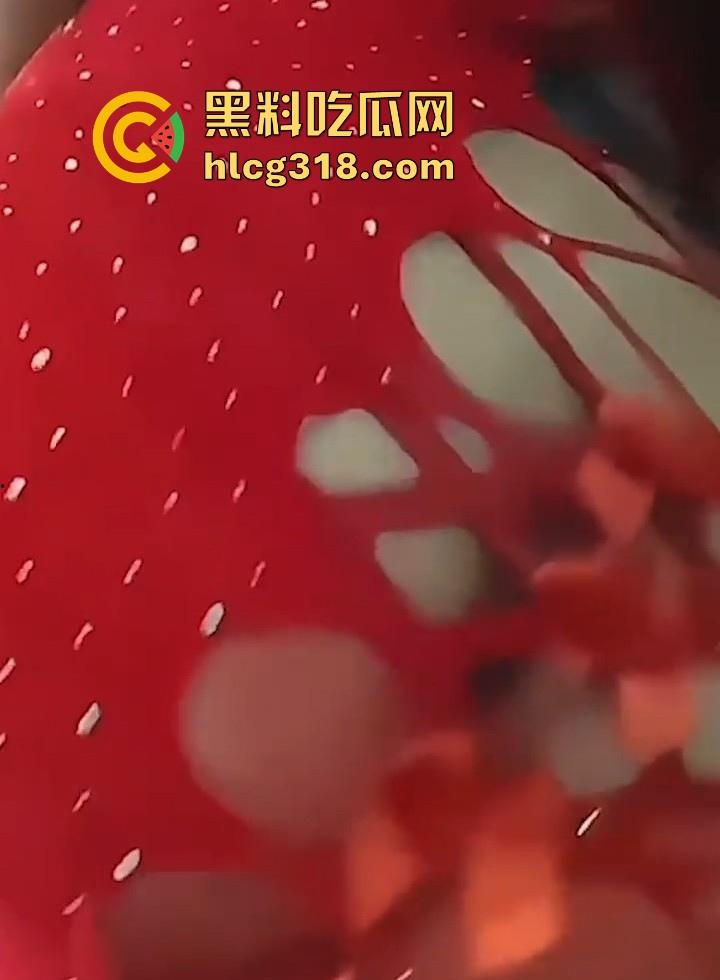 B站高颜值微胖网红【BB卡】定制大尺度私拍曝光!露点巨奶性感翘臀,红色战袍搔首弄姿,诱惑力十足-11