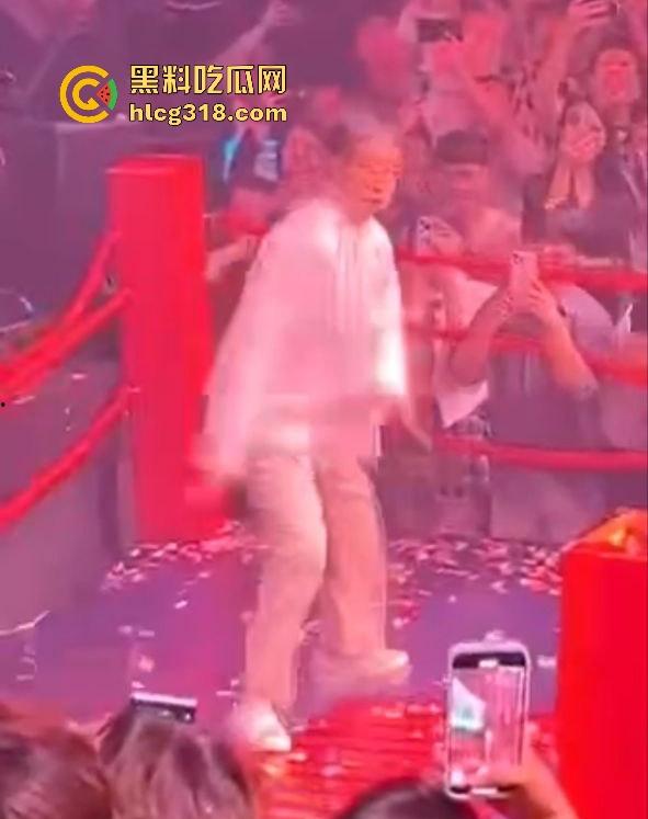 马保国酒吧商演假戏真做险被揍出鼻血！幸好主持人救场，不然闪电五连鞭要失传了！-1