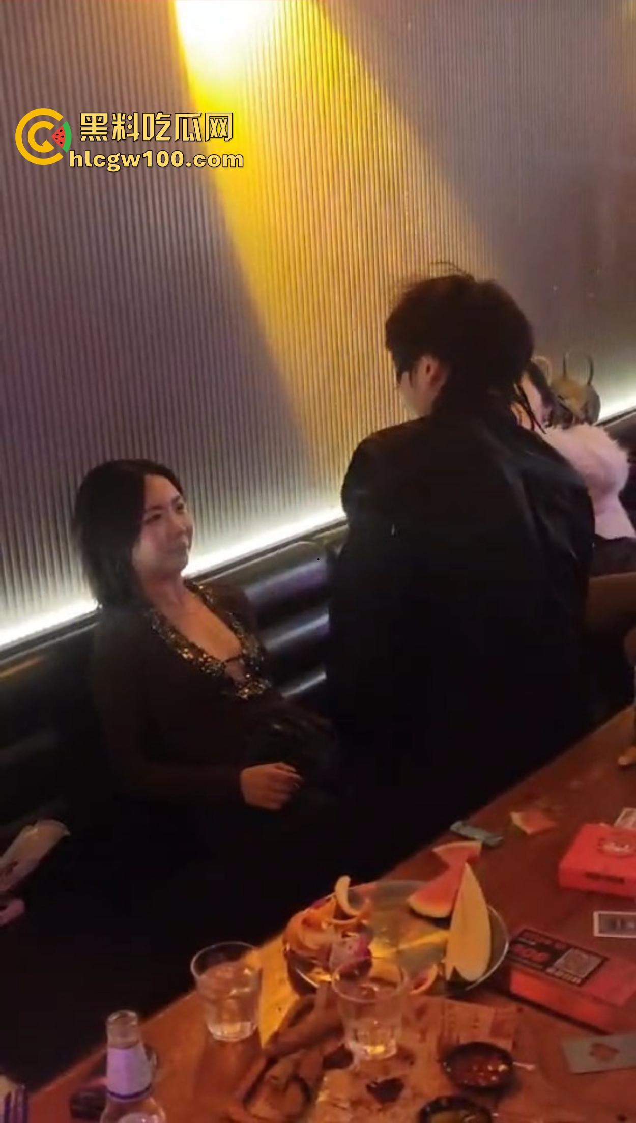 不羡鸳鸯不羡仙,只羡富婆每一天,王婆天选男模开局撒钱招呼肌肉,淫乱派对全程狂嗨,富婆的快乐你想不到!-4