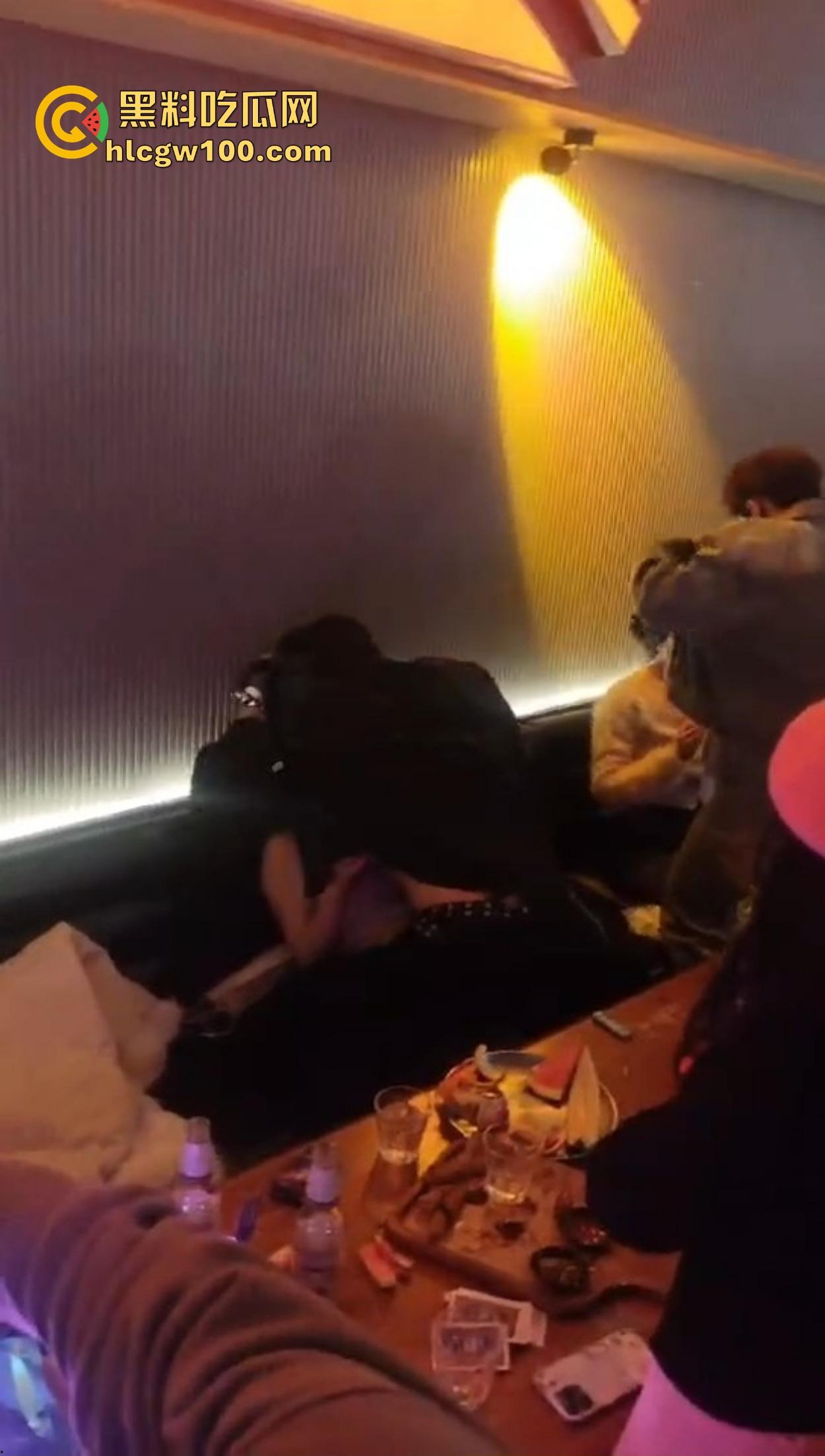 不羡鸳鸯不羡仙,只羡富婆每一天,王婆天选男模开局撒钱招呼肌肉,淫乱派对全程狂嗨,富婆的快乐你想不到!-5