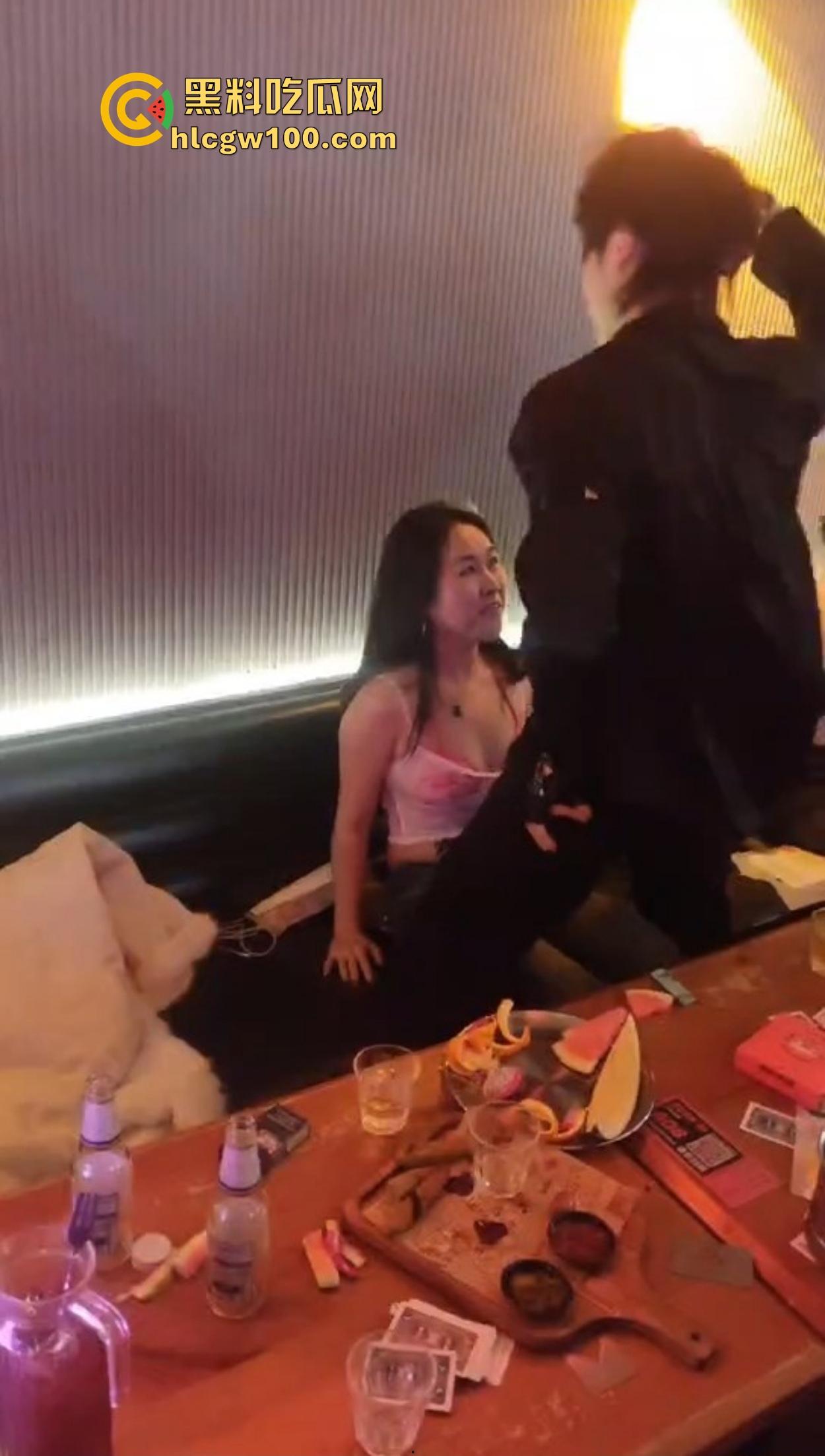 不羡鸳鸯不羡仙,只羡富婆每一天,王婆天选男模开局撒钱招呼肌肉,淫乱派对全程狂嗨,富婆的快乐你想不到!-7