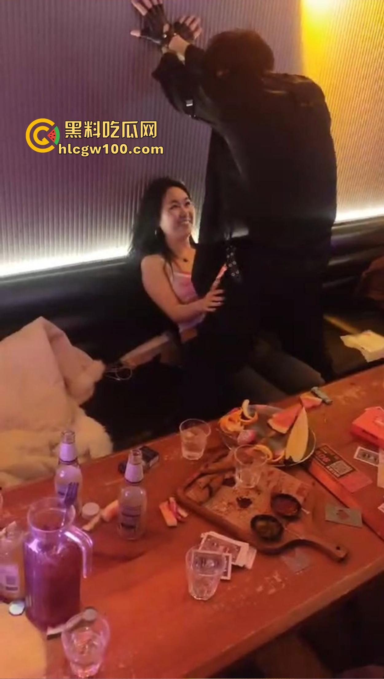 不羡鸳鸯不羡仙,只羡富婆每一天,王婆天选男模开局撒钱招呼肌肉,淫乱派对全程狂嗨,富婆的快乐你想不到!-9