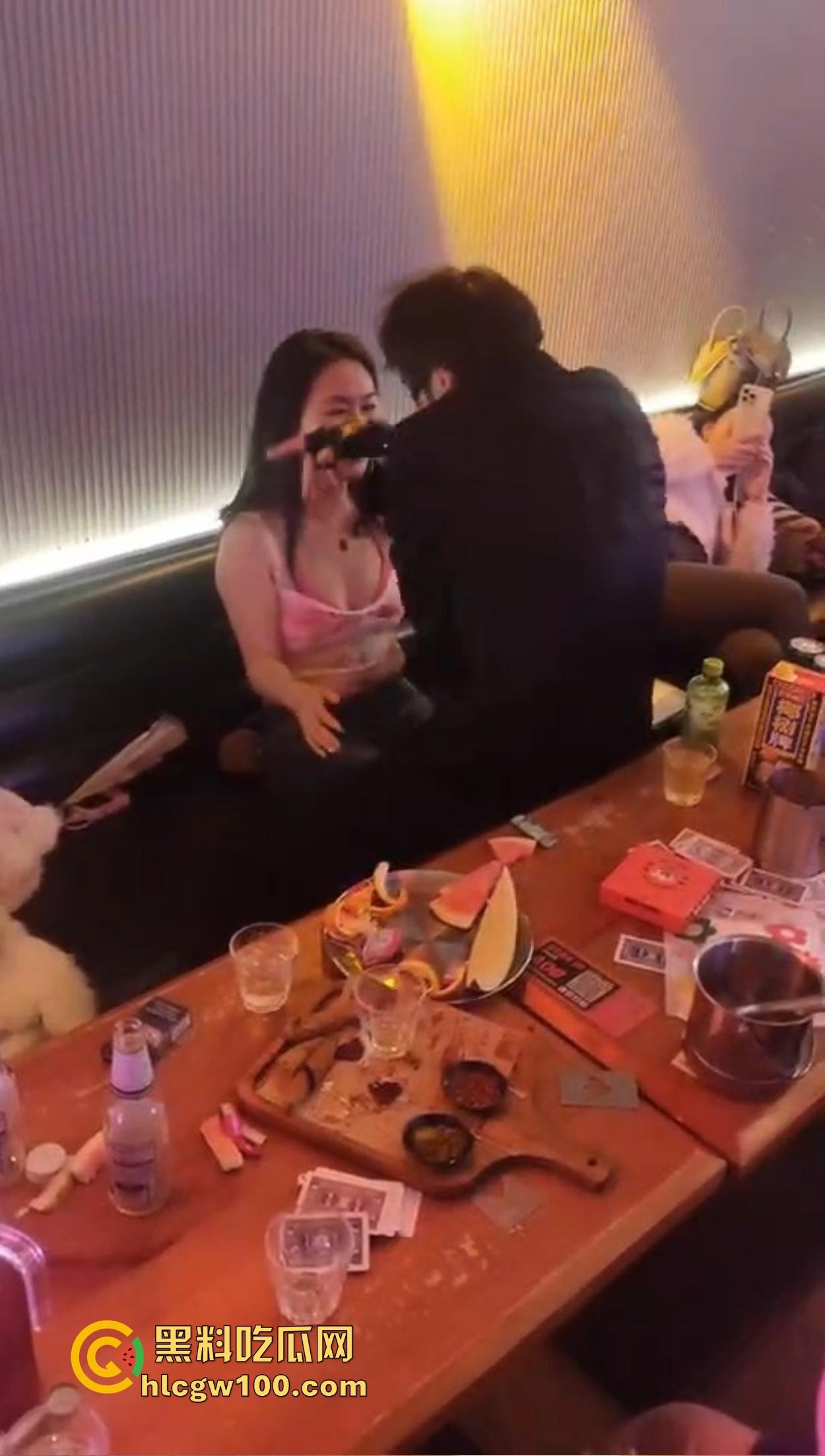 不羡鸳鸯不羡仙,只羡富婆每一天,王婆天选男模开局撒钱招呼肌肉,淫乱派对全程狂嗨,富婆的快乐你想不到!-10