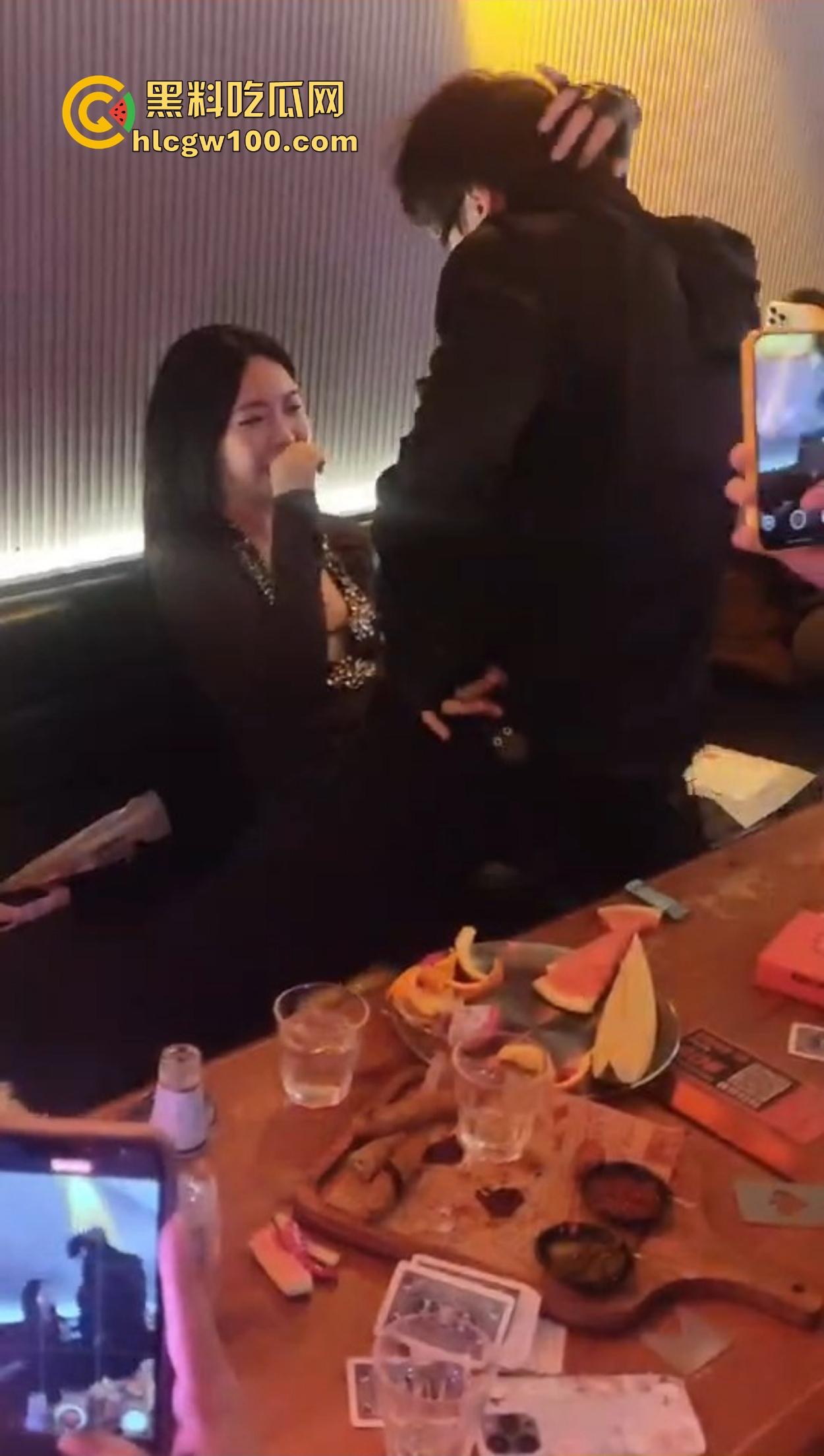 不羡鸳鸯不羡仙,只羡富婆每一天,王婆天选男模开局撒钱招呼肌肉,淫乱派对全程狂嗨,富婆的快乐你想不到!-12