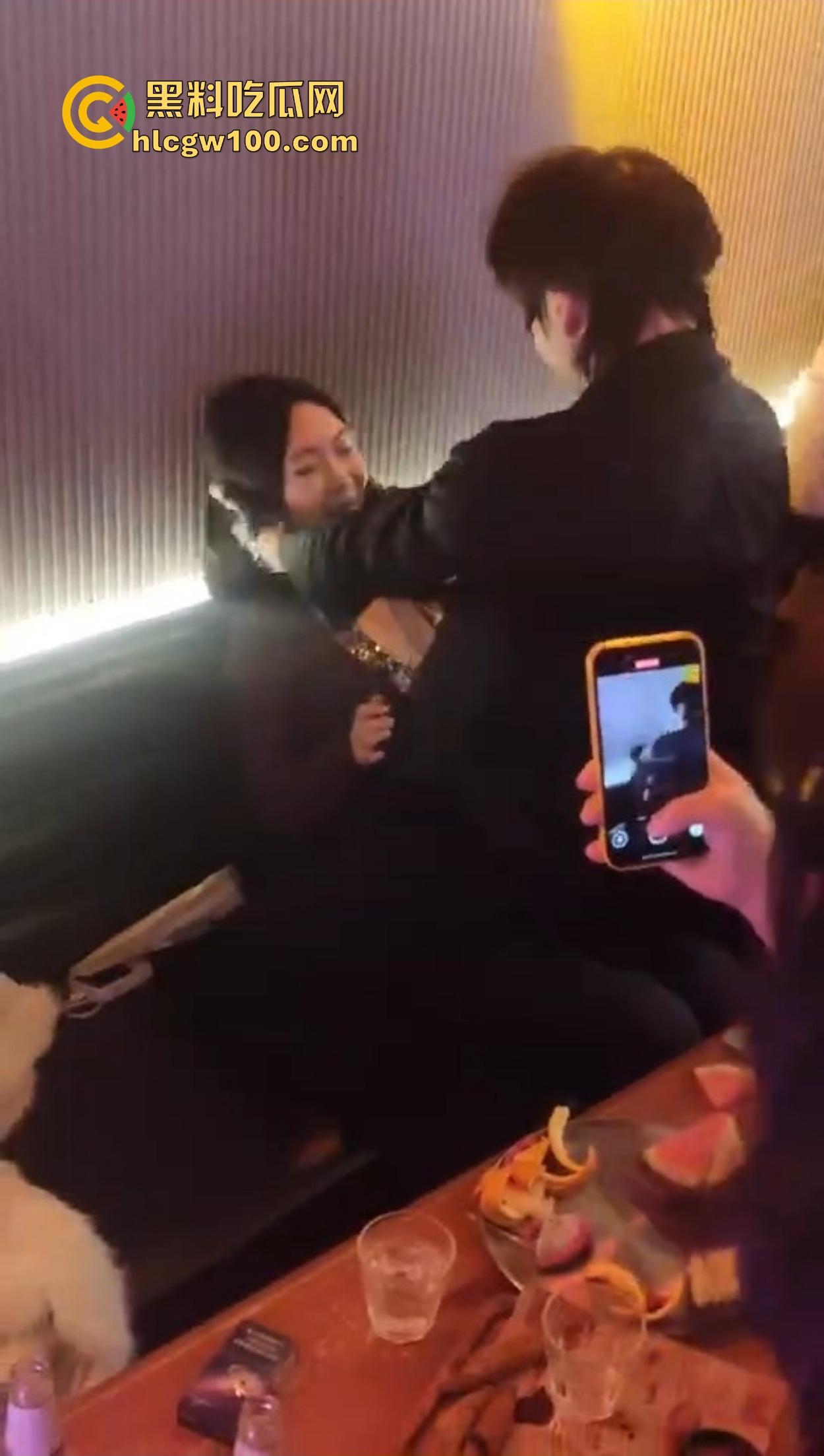 不羡鸳鸯不羡仙,只羡富婆每一天,王婆天选男模开局撒钱招呼肌肉,淫乱派对全程狂嗨,富婆的快乐你想不到!-13