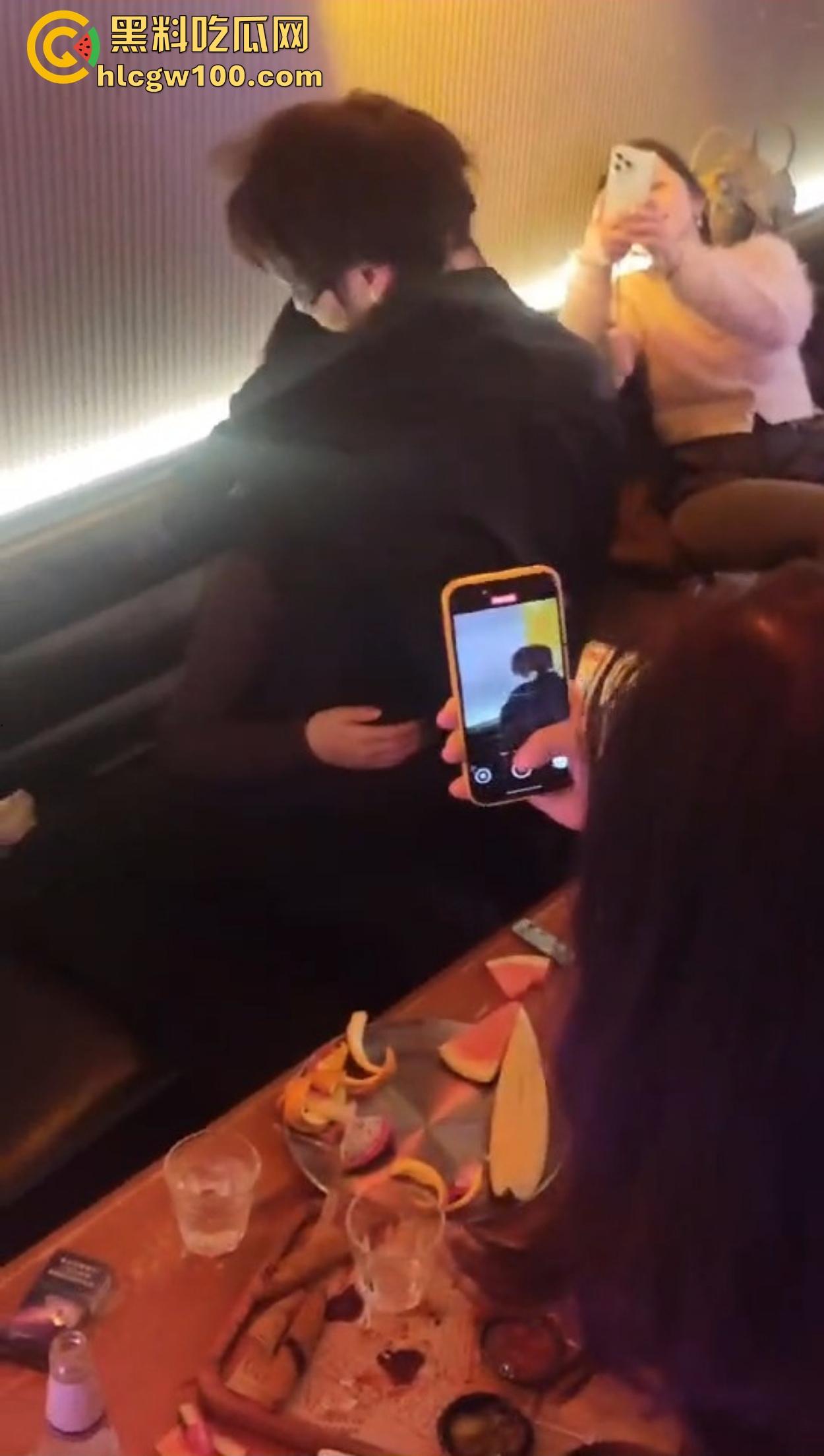 不羡鸳鸯不羡仙,只羡富婆每一天,王婆天选男模开局撒钱招呼肌肉,淫乱派对全程狂嗨,富婆的快乐你想不到!-14