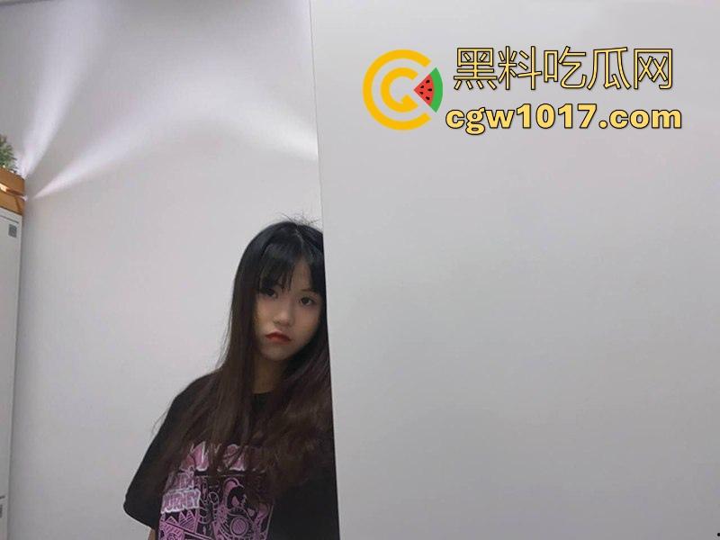 山西幼师职业学院反差母狗【徐驲英】约炮视频曝光,露脸口交舔蛋,主动迎合抽插,反差母狗床上骚劲十足!-1