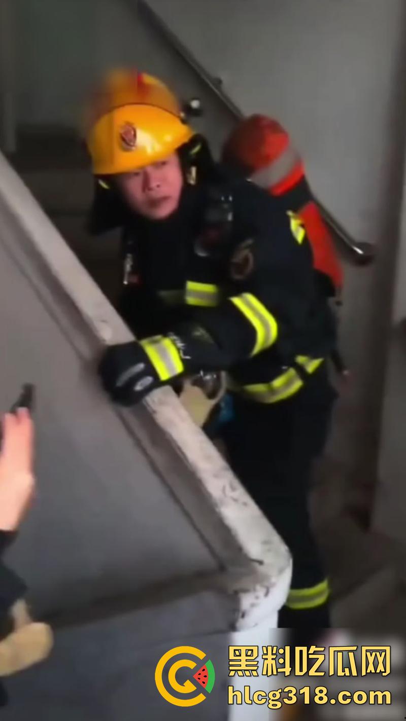 她嘴里的救命很可能是爽翻了,楼下女人大喊救命,邻居拨打119,消防员破门而入竟看到精彩一幕!-2
