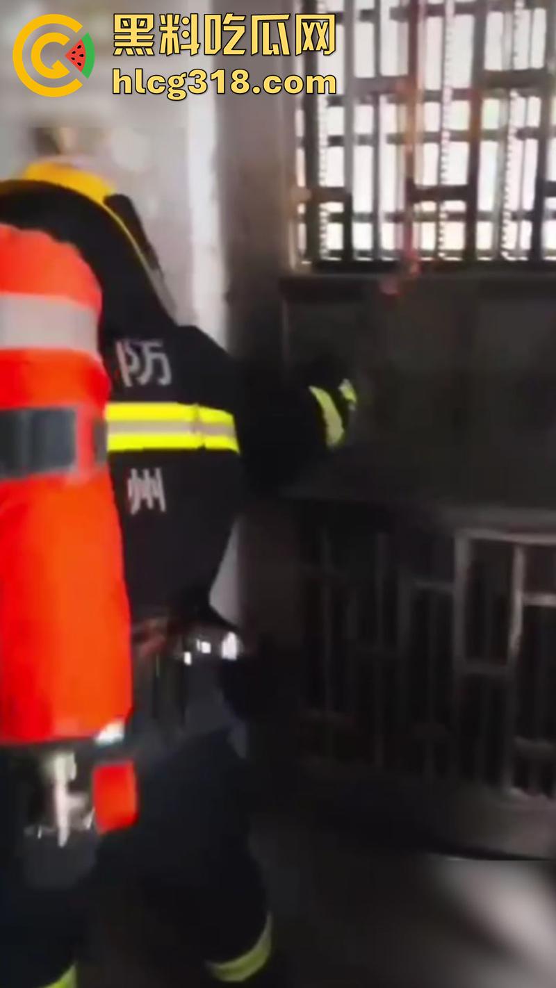 她嘴里的救命很可能是爽翻了,楼下女人大喊救命,邻居拨打119,消防员破门而入竟看到精彩一幕!-3