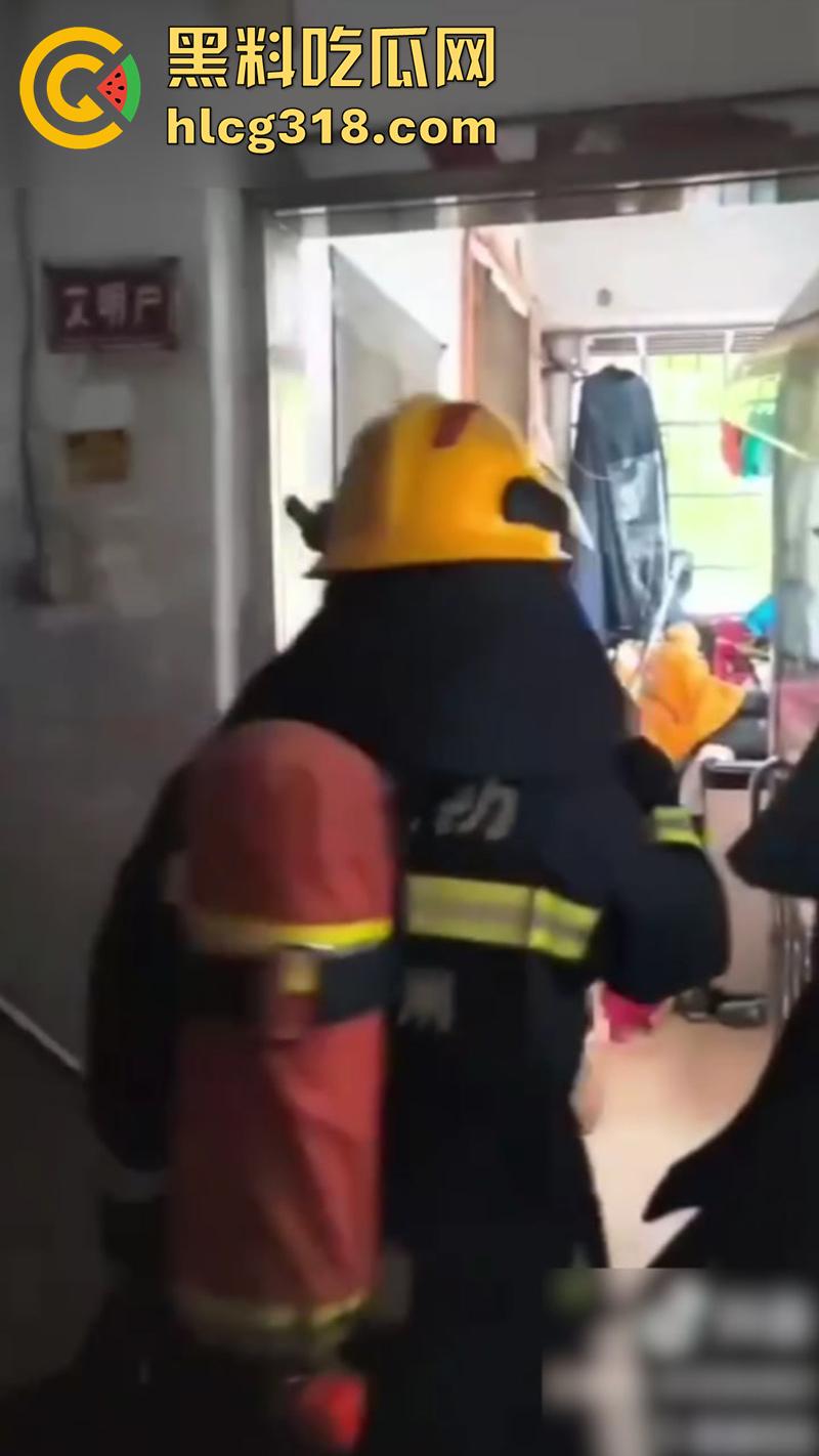 她嘴里的救命很可能是爽翻了,楼下女人大喊救命,邻居拨打119,消防员破门而入竟看到精彩一幕!-4
