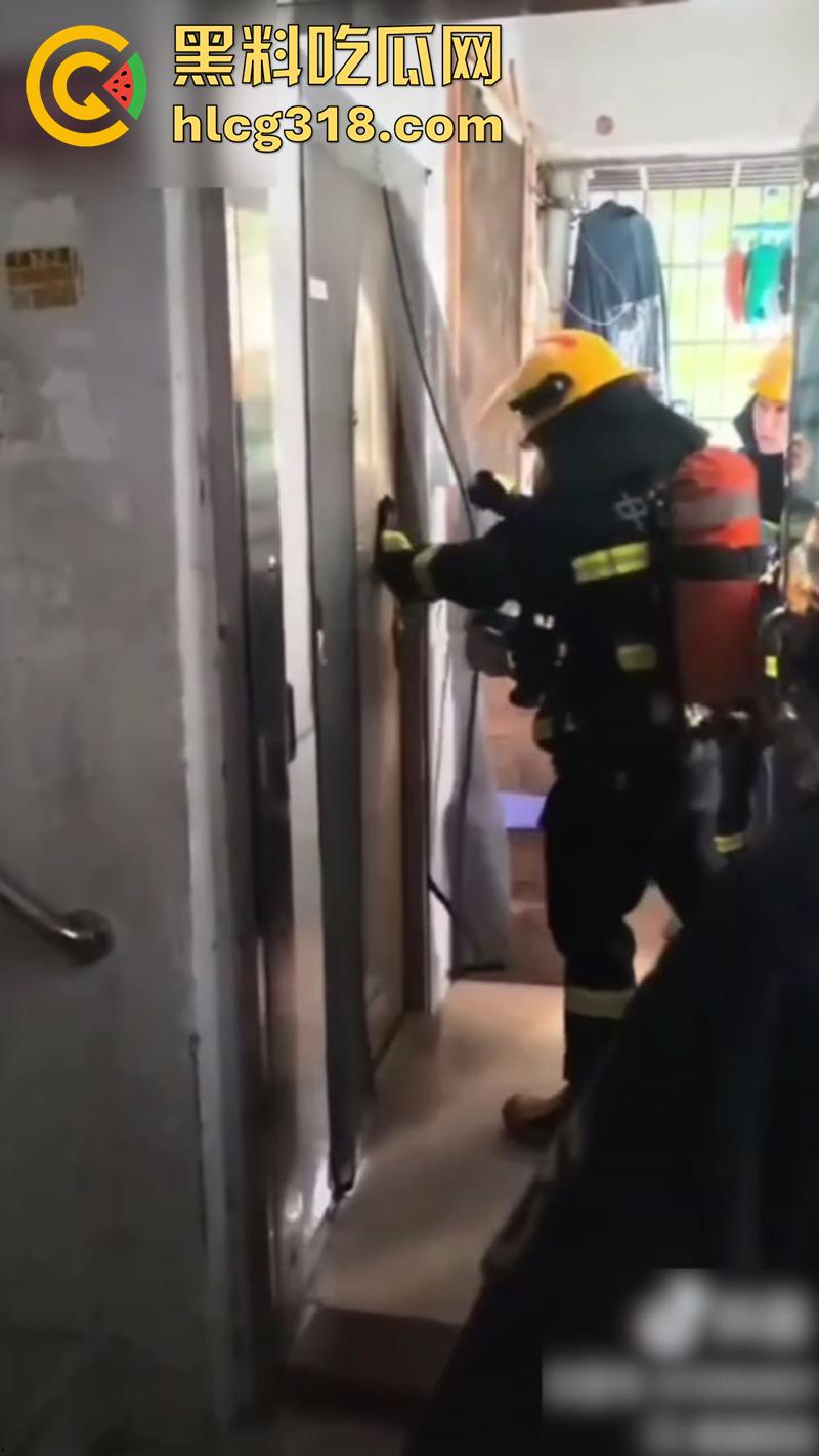 她嘴里的救命很可能是爽翻了,楼下女人大喊救命,邻居拨打119,消防员破门而入竟看到精彩一幕!-5