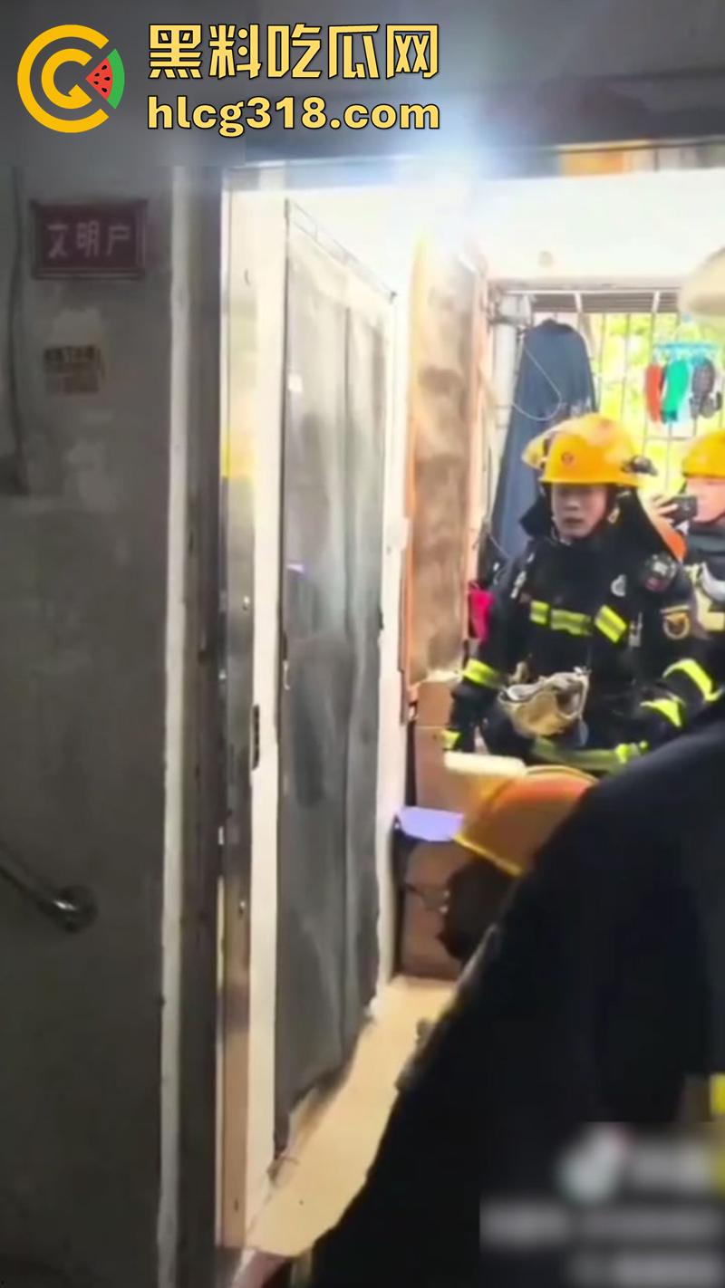 她嘴里的救命很可能是爽翻了,楼下女人大喊救命,邻居拨打119,消防员破门而入竟看到精彩一幕!-6