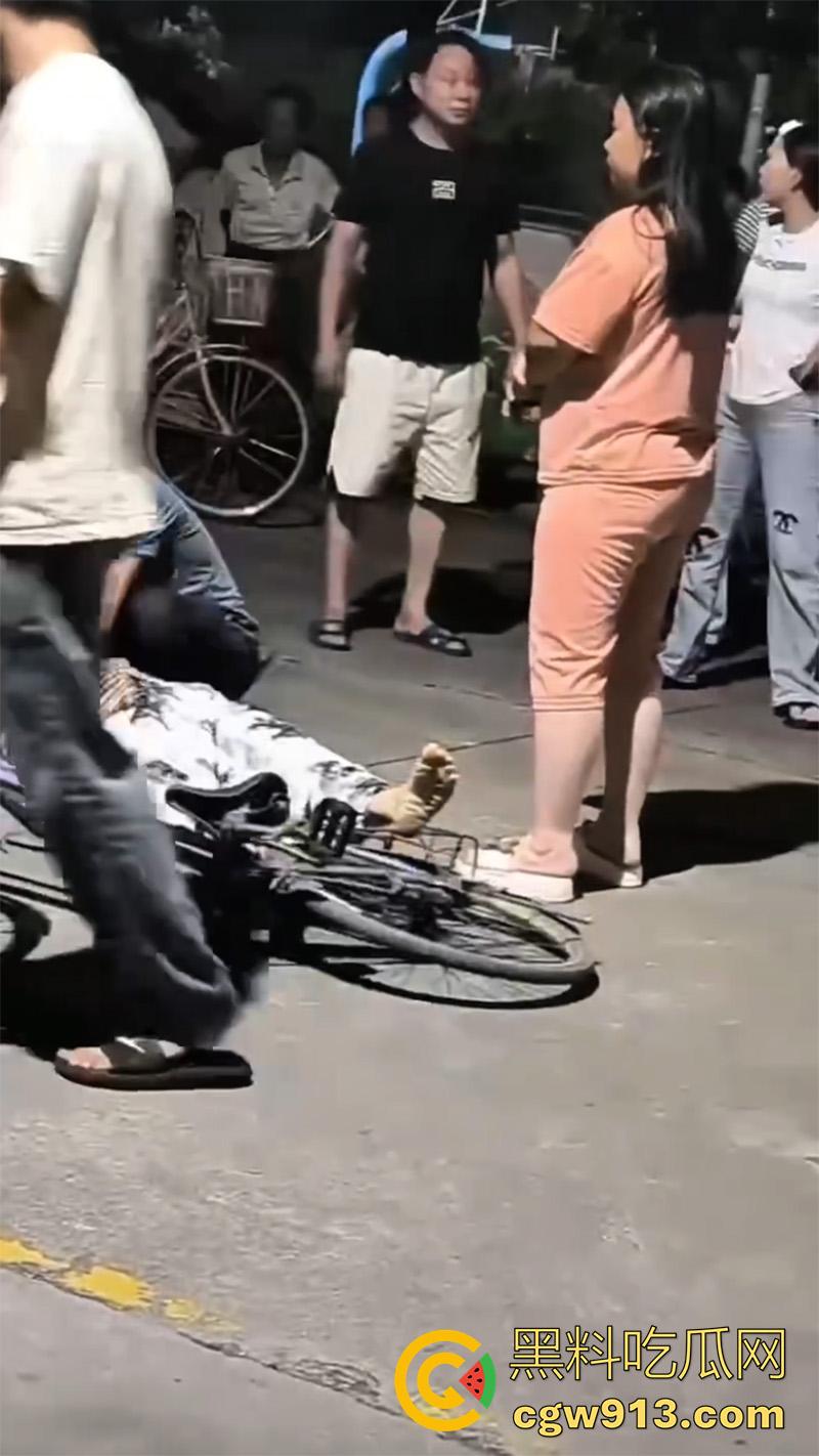 鬼火少年彻底慌了,广西精神小伙骑9号改装电摩撞死老人,不赔钱就得蹲十来年,眼见的彻底懵了!-2