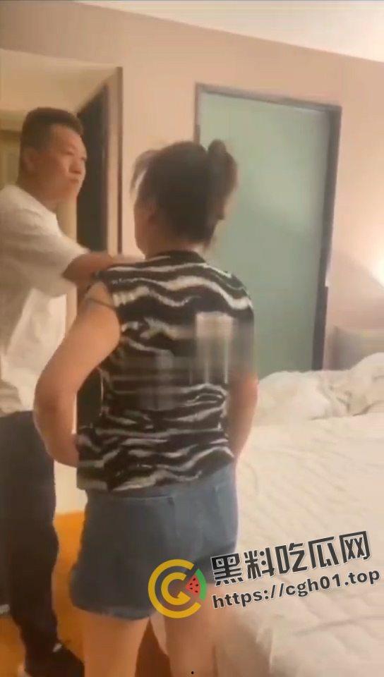 上阵父子兵!爸爸带着儿子捉奸妈妈 小三被打头破血流 儿子表示我妈的逼只有我爸能操-3