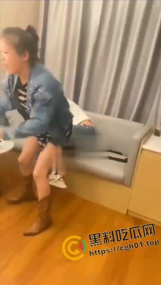 上阵父子兵!爸爸带着儿子捉奸妈妈 小三被打头破血流 儿子表示我妈的逼只有我爸能操-7