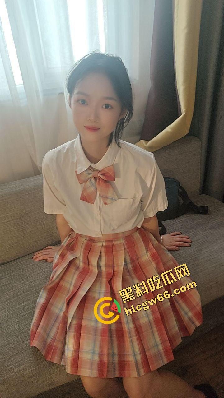 大四骚货『刘鑫穿』JK制服自拍性爱全片流出，白虎嫩穴配巨乳口交，大学生就是会玩，操起来比处女还紧！-1