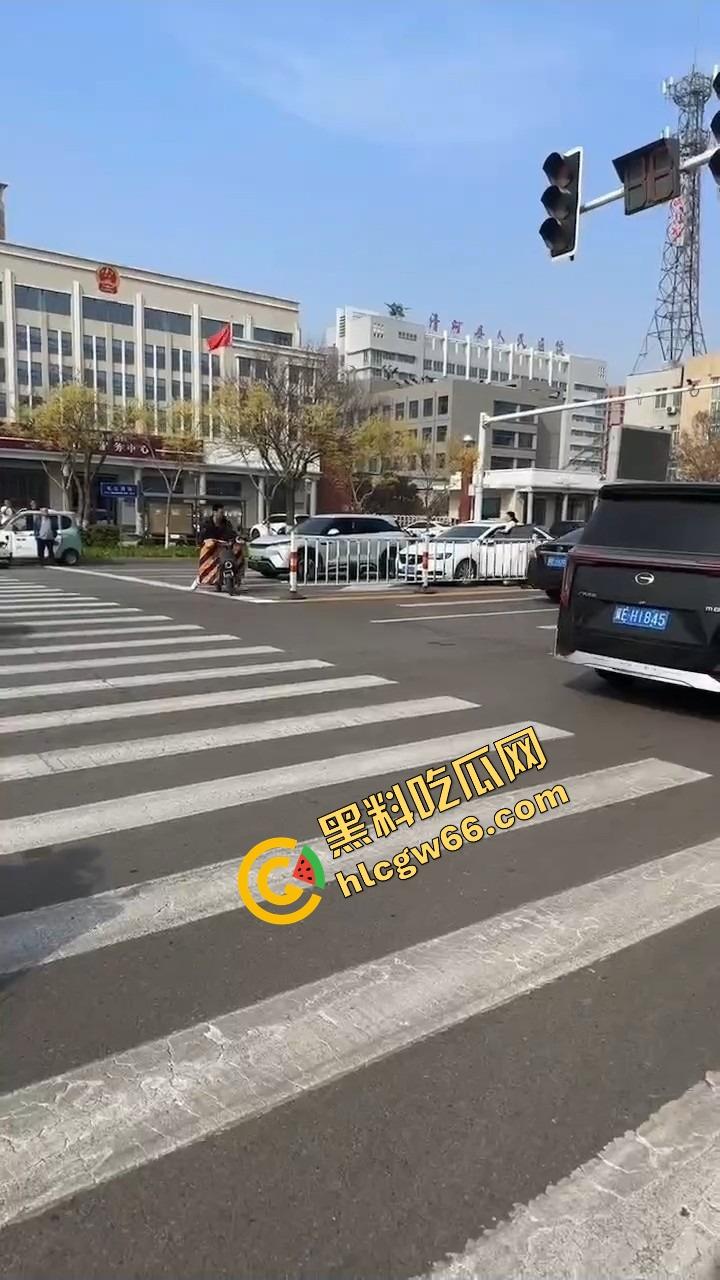 邢台市上演砸车大戏,原配将车辆逼停后砸烂车窗,小三躲在车里瑟瑟发抖不敢出来!-2