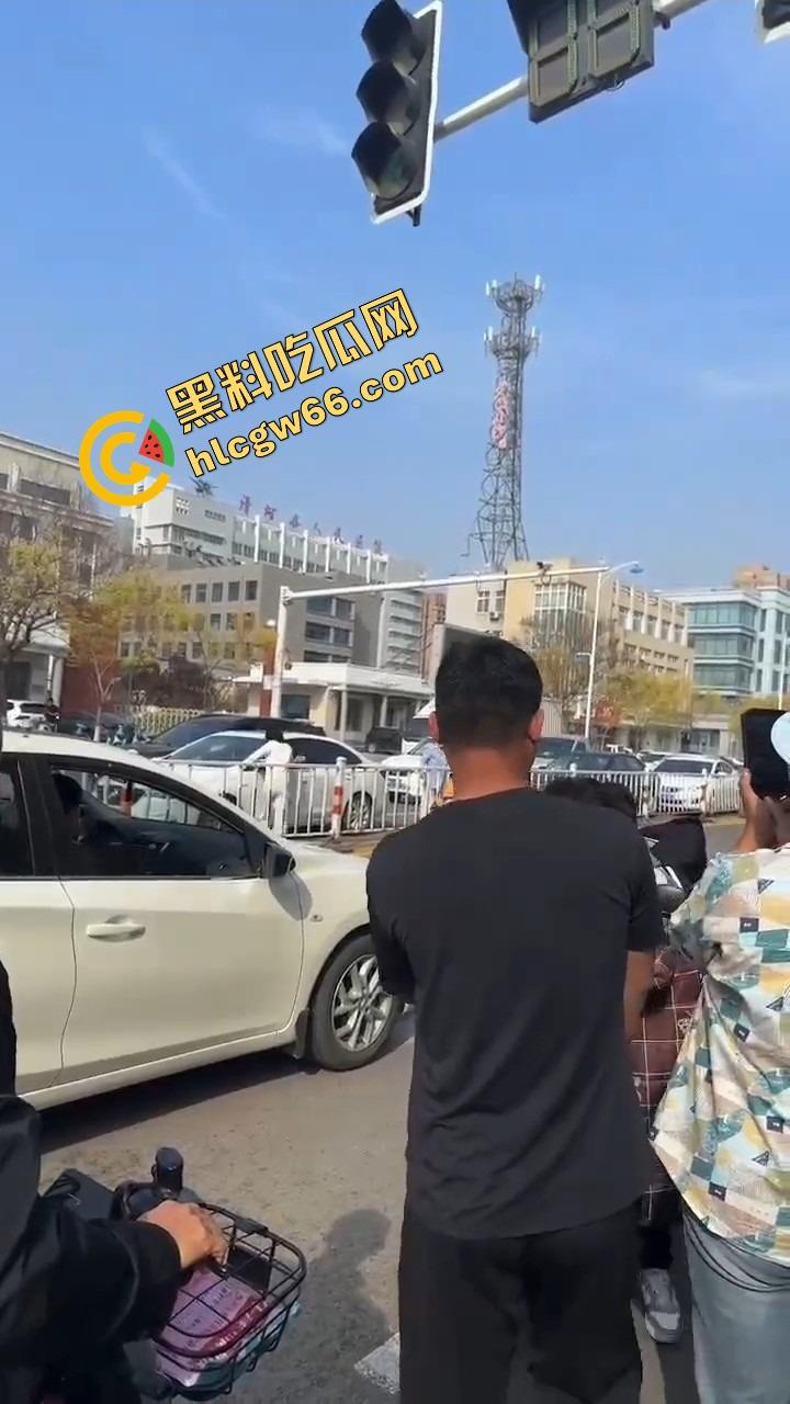 邢台市上演砸车大戏,原配将车辆逼停后砸烂车窗,小三躲在车里瑟瑟发抖不敢出来!-5