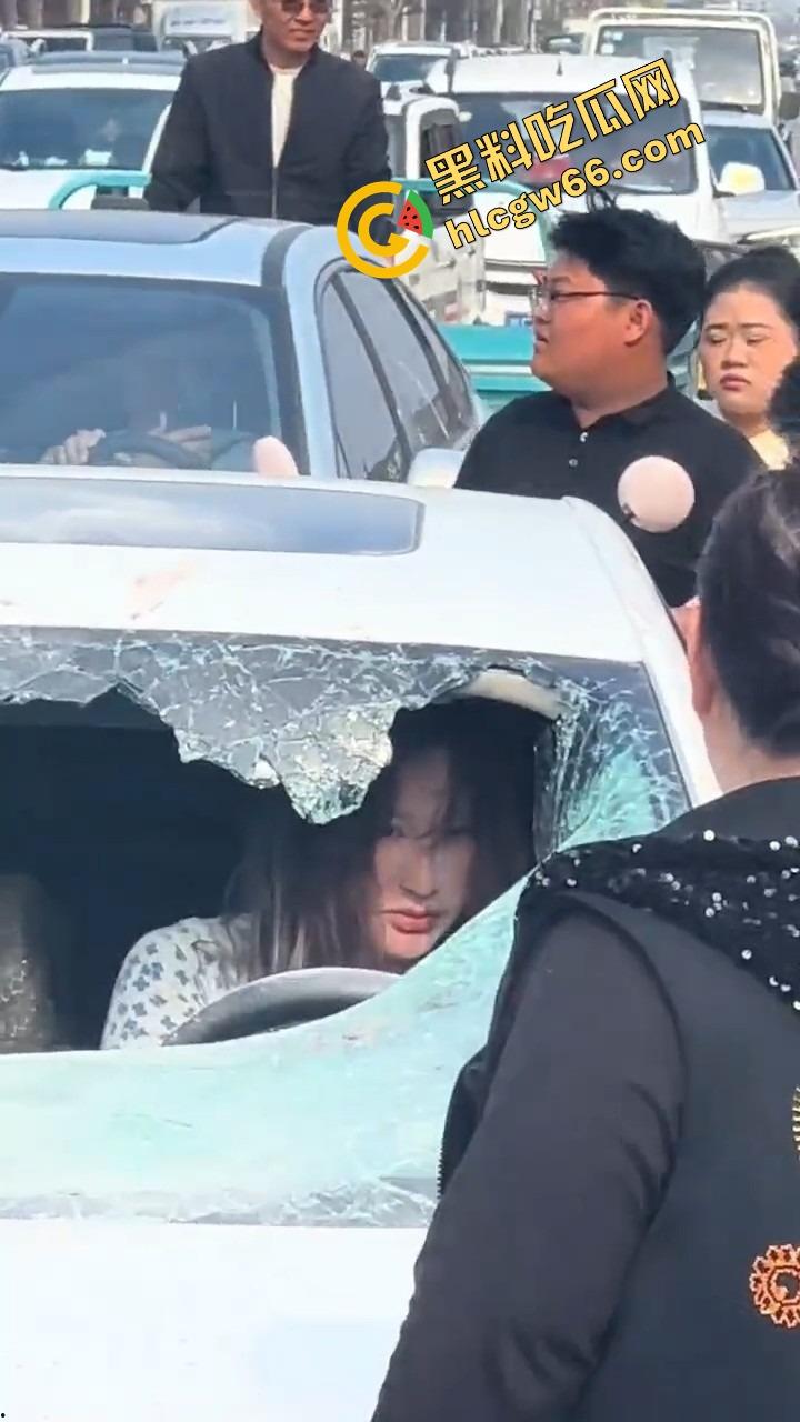 邢台市上演砸车大戏,原配将车辆逼停后砸烂车窗,小三躲在车里瑟瑟发抖不敢出来!-8