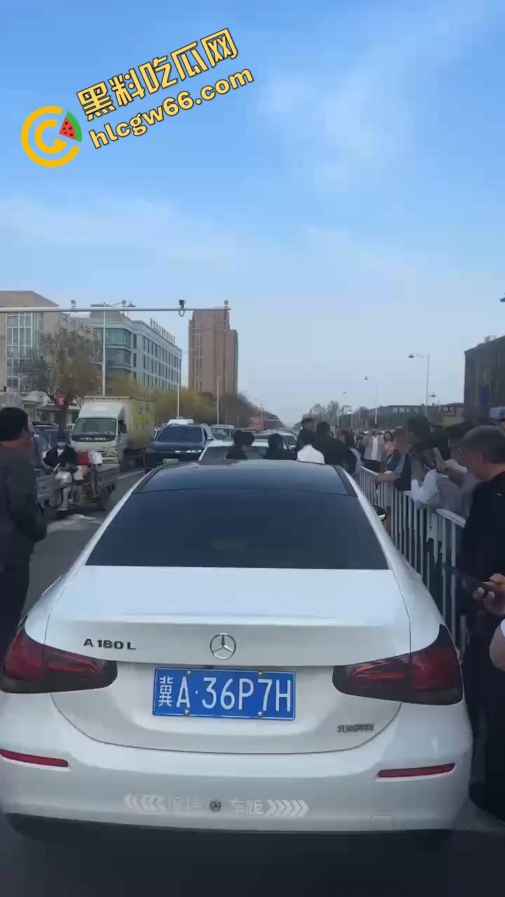 邢台市上演砸车大戏,原配将车辆逼停后砸烂车窗,小三躲在车里瑟瑟发抖不敢出来!-10