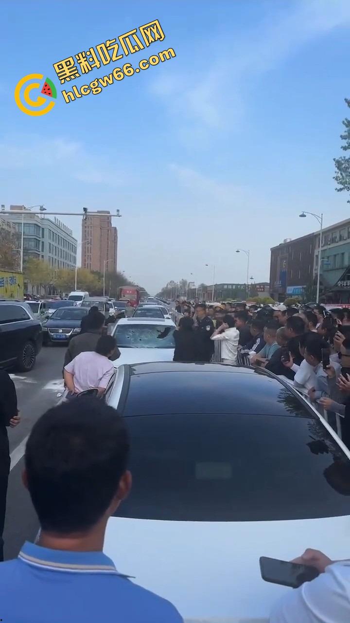 邢台市上演砸车大戏,原配将车辆逼停后砸烂车窗,小三躲在车里瑟瑟发抖不敢出来!-11