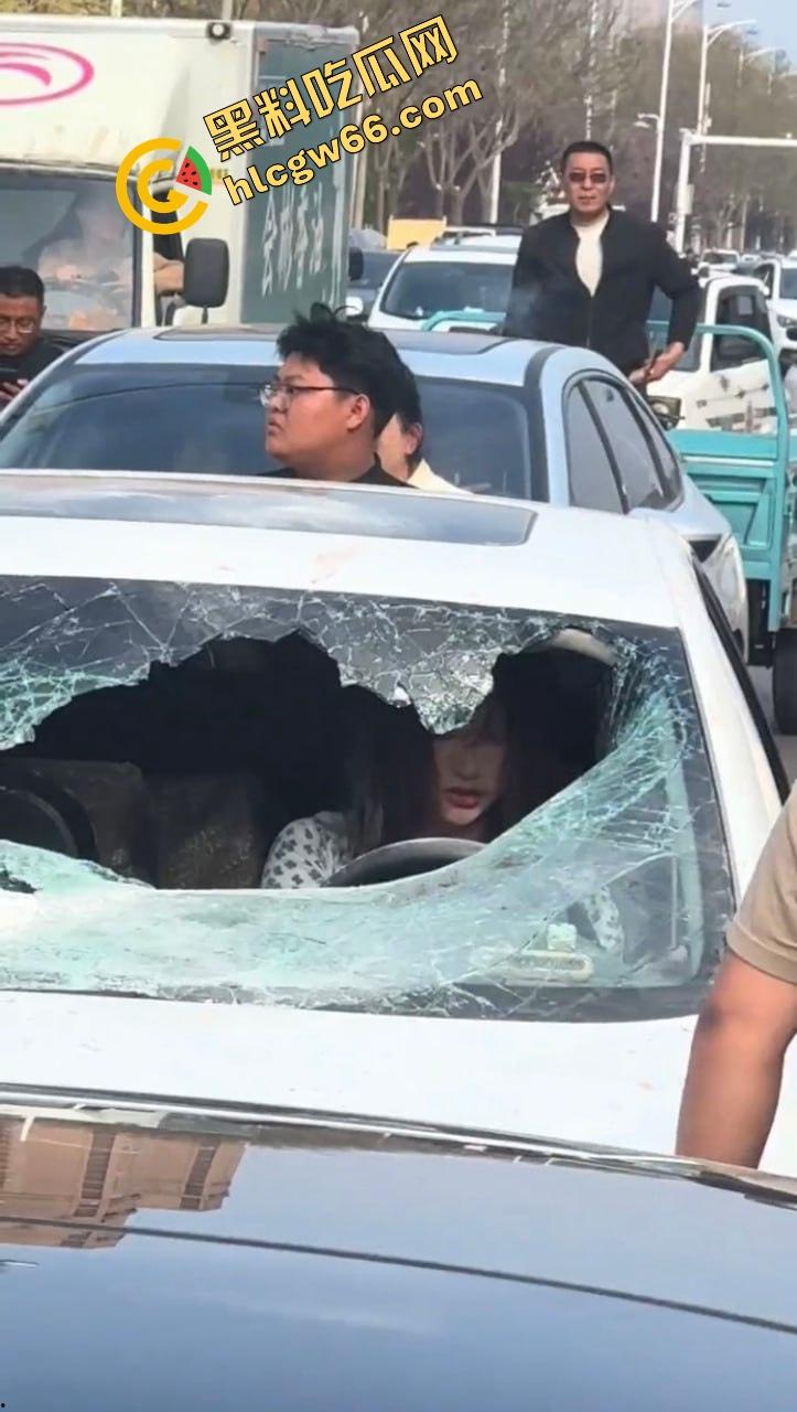 邢台市上演砸车大戏,原配将车辆逼停后砸烂车窗,小三躲在车里瑟瑟发抖不敢出来!-13