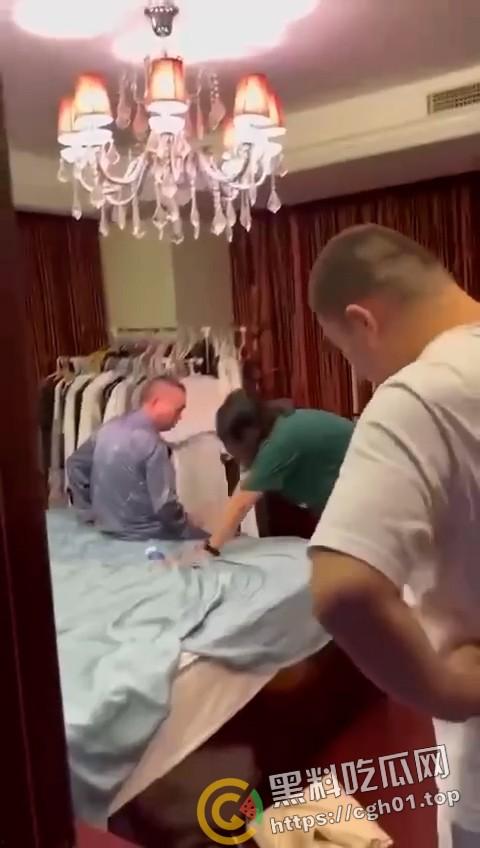 春晚都没你精彩！老男人出轨侄媳妇被捉奸在床 警察来了都哭笑不得 全程对白比小品都好笑-3