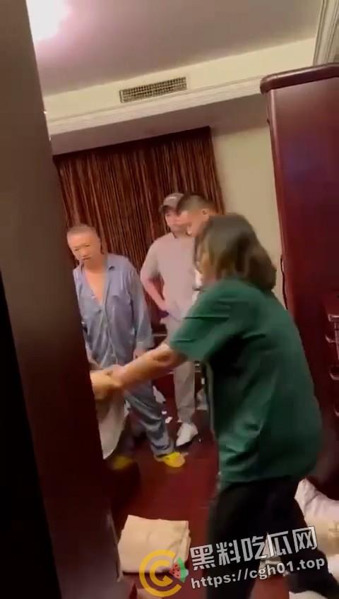 春晚都没你精彩！老男人出轨侄媳妇被捉奸在床 警察来了都哭笑不得 全程对白比小品都好笑-5