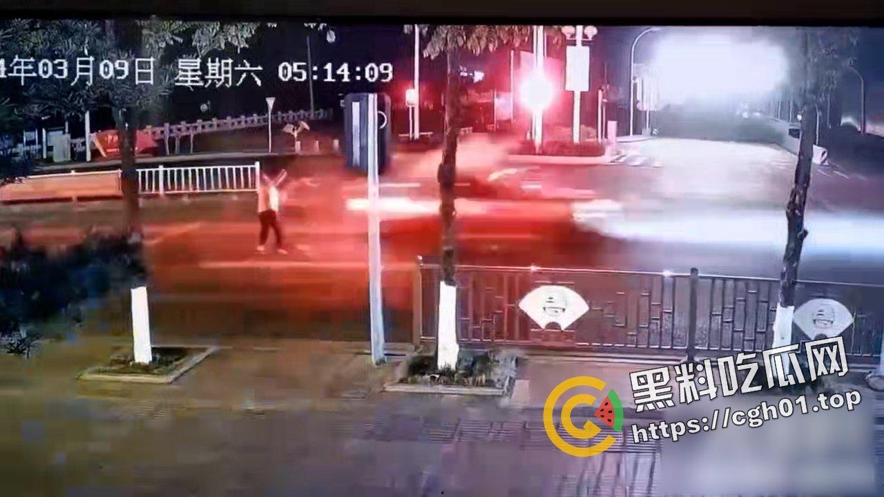 随时下架!广东富二代驾驶阿尔法罗密欧车速过快撞飞两个横穿马路的老太太!-3