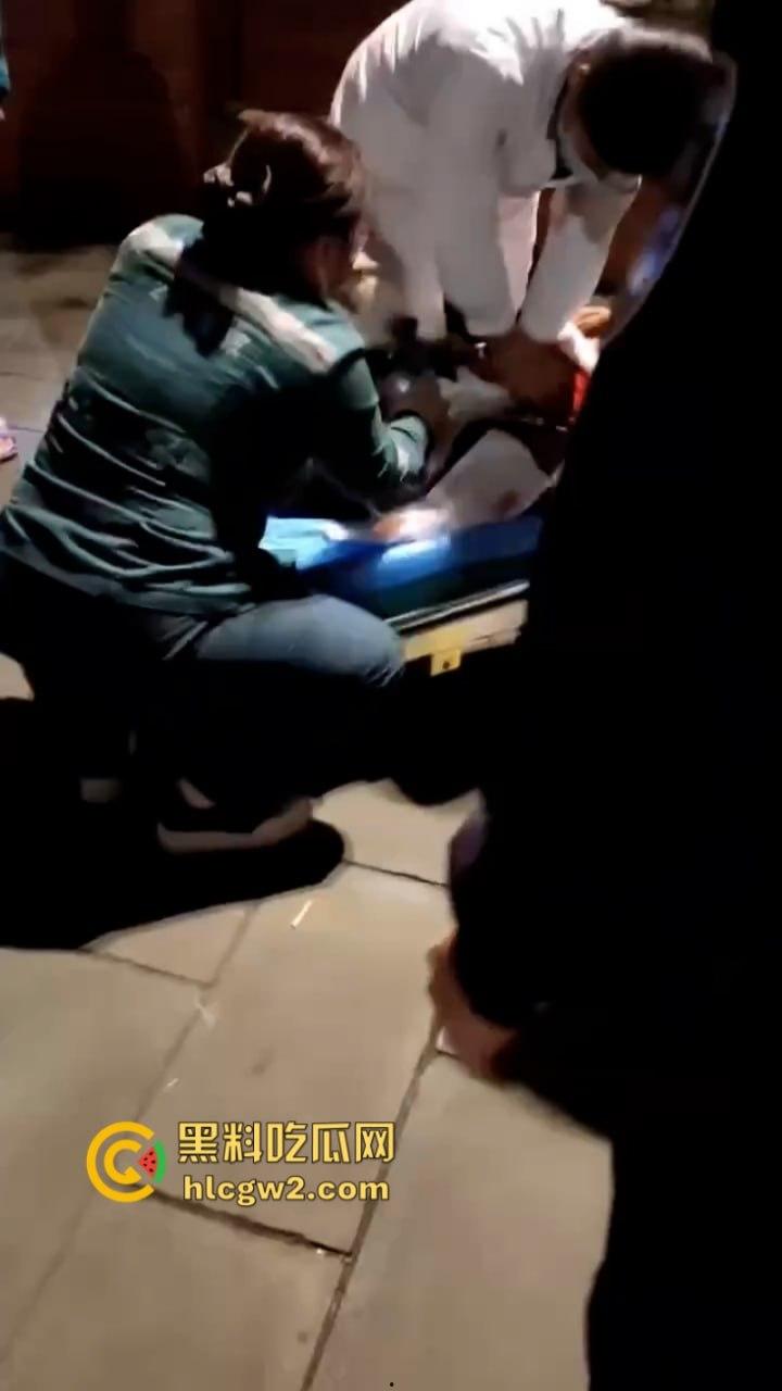 血腥慎入!四川自贡富顺县多名精神小伙当街聚众斗殴 致一人归西一人ICU 真实现场曝光-1