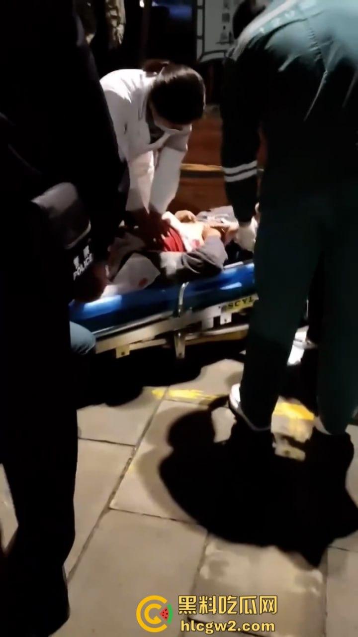 血腥慎入!四川自贡富顺县多名精神小伙当街聚众斗殴 致一人归西一人ICU 真实现场曝光-2