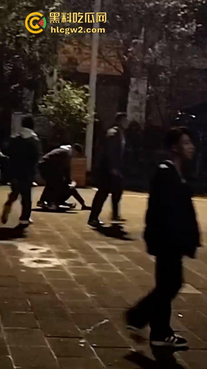 血腥慎入!四川自贡富顺县多名精神小伙当街聚众斗殴 致一人归西一人ICU 真实现场曝光-3