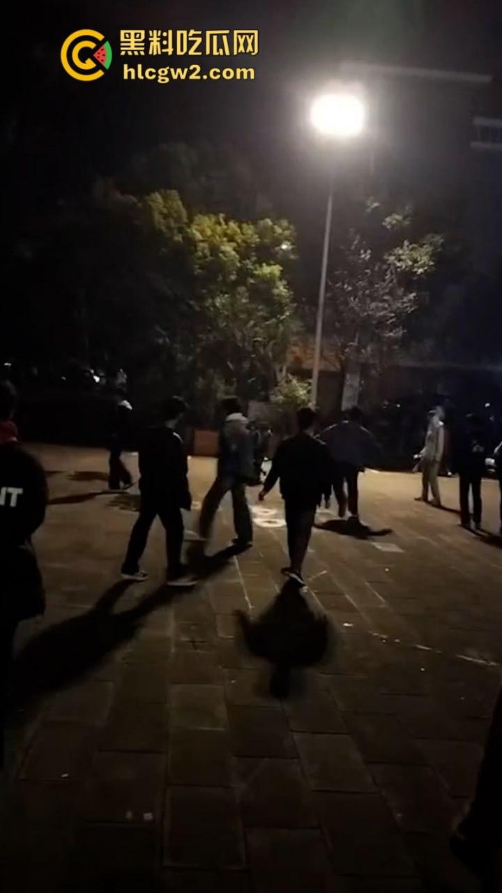 血腥慎入!四川自贡富顺县多名精神小伙当街聚众斗殴 致一人归西一人ICU 真实现场曝光-6