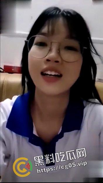 宜春二中女高中生破处现场!两个吊毛骗她两万块草一次 筋膜枪都用上了 妹妹被搞哭了-2