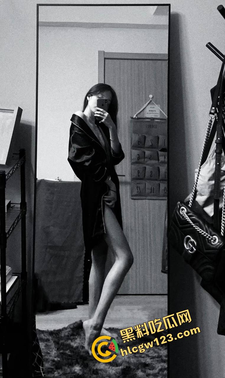 浙大是985 她是9X5【林依依】保研女神用乳头写作业,高颜值学姐被捆成狗,逼里插蜡全程湿!-6