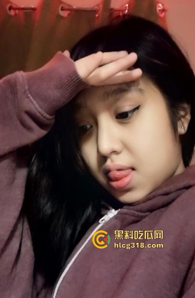 广西科技大学【石辛妹】广州旅游归来口技性欲狂飙,骚逼松垮疑被黑哥调教,男友懵懂还不知道?-1