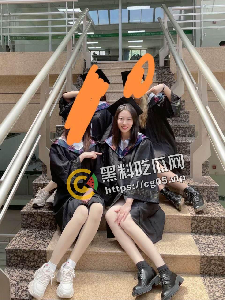 英国知名杜伦大学硕士生【李颖】不雅视频 有钱人家的高材生 在床上也不过是母狗一条罢了-2