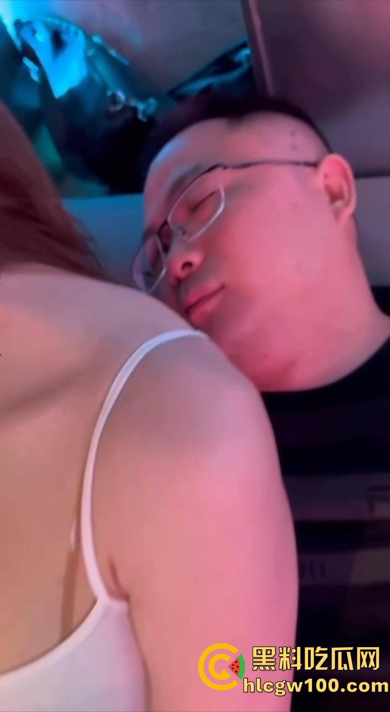 兄弟KTV喝趴睡着,大奶女友骚到直接扒衣看胸,胸贴亮瞎眼,嘴上还叫别弄坏衣服,怪不得把人榨废!-7