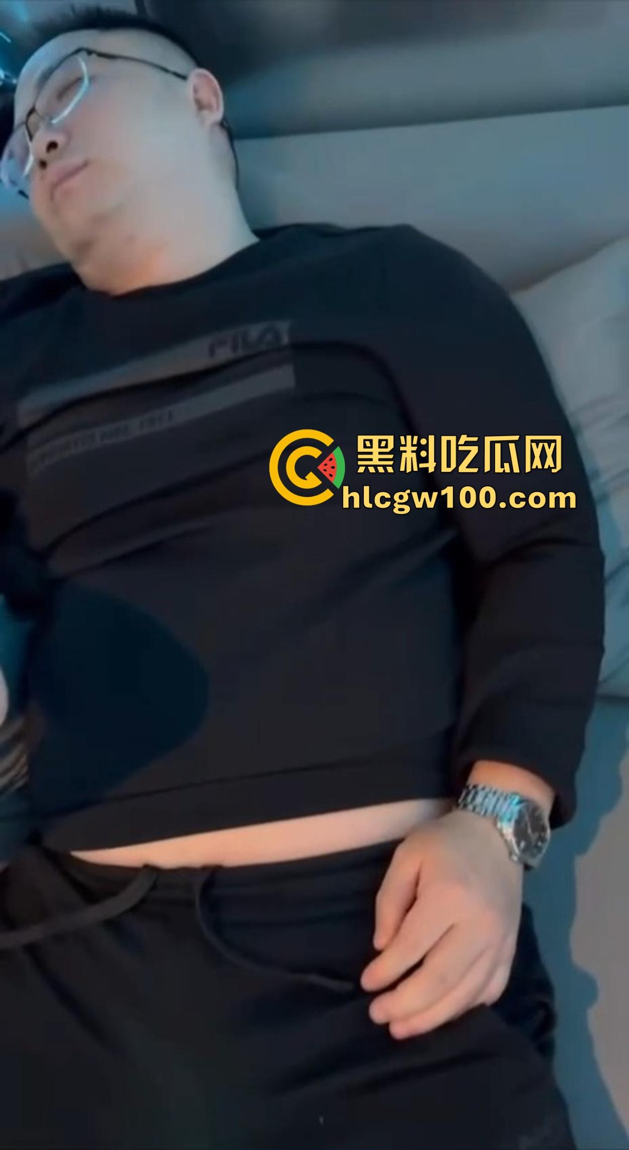 兄弟KTV喝趴睡着,大奶女友骚到直接扒衣看胸,胸贴亮瞎眼,嘴上还叫别弄坏衣服,怪不得把人榨废!-10