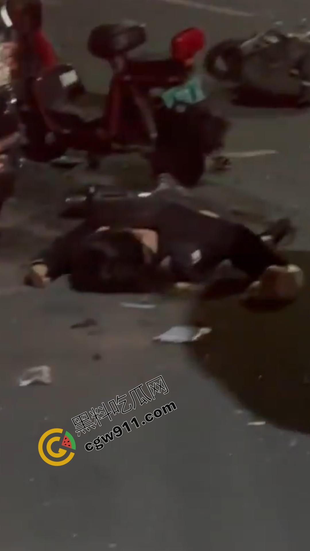 山东聊城酒驾惨祸!一夜间造成8死1伤惨烈场面,路面染血惨不忍睹,令人们悲痛欲绝。-3