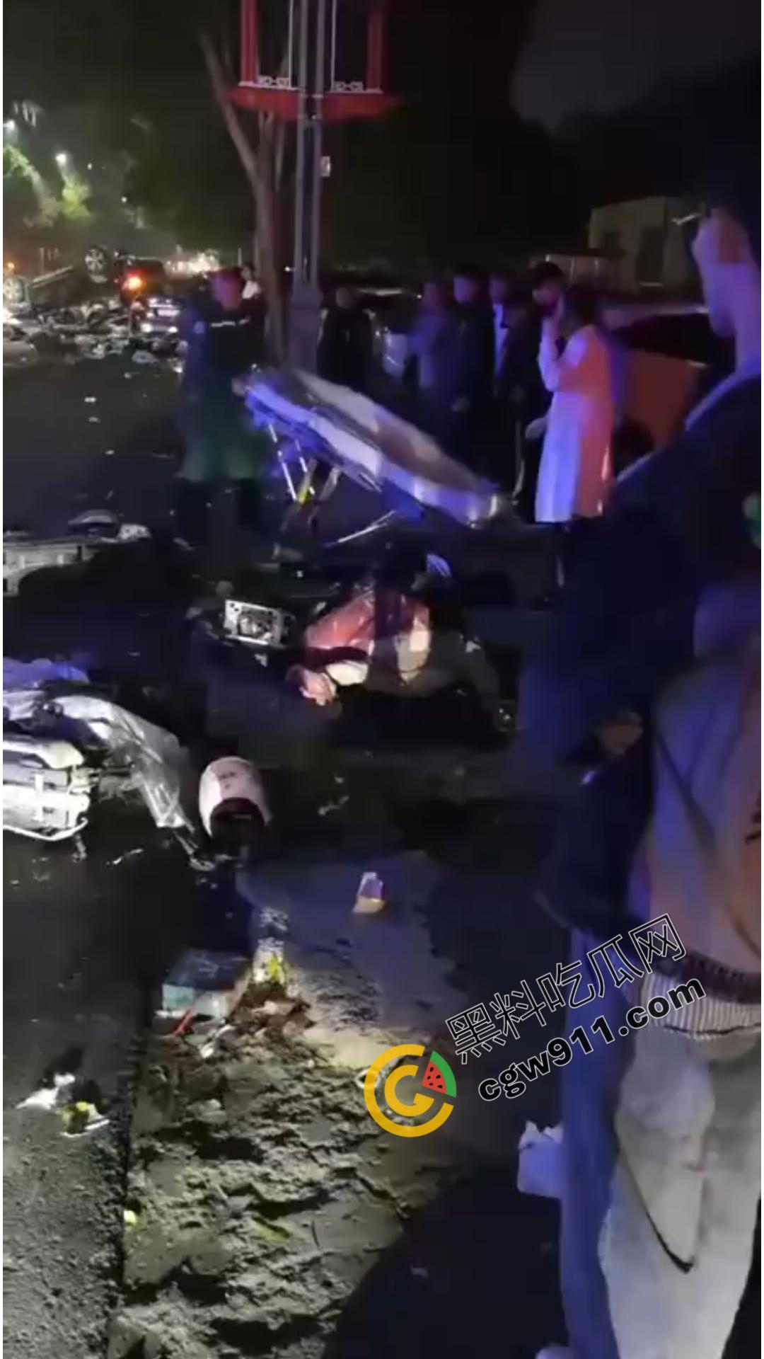 山东聊城酒驾惨祸!一夜间造成8死1伤惨烈场面,路面染血惨不忍睹,令人们悲痛欲绝。-5